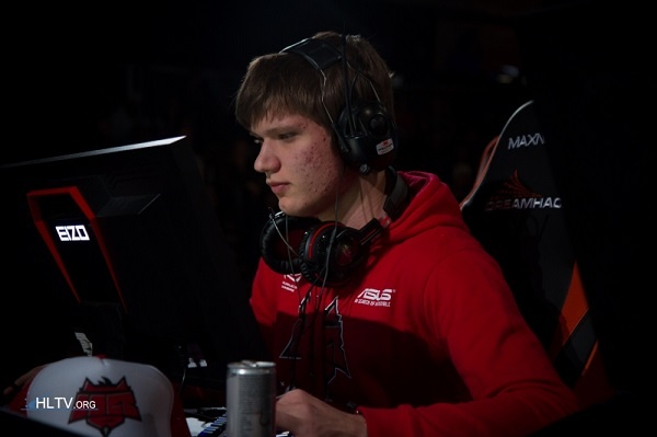 网管怎么还自拍上了？Gumayusi在T1网咖和Keria的合影