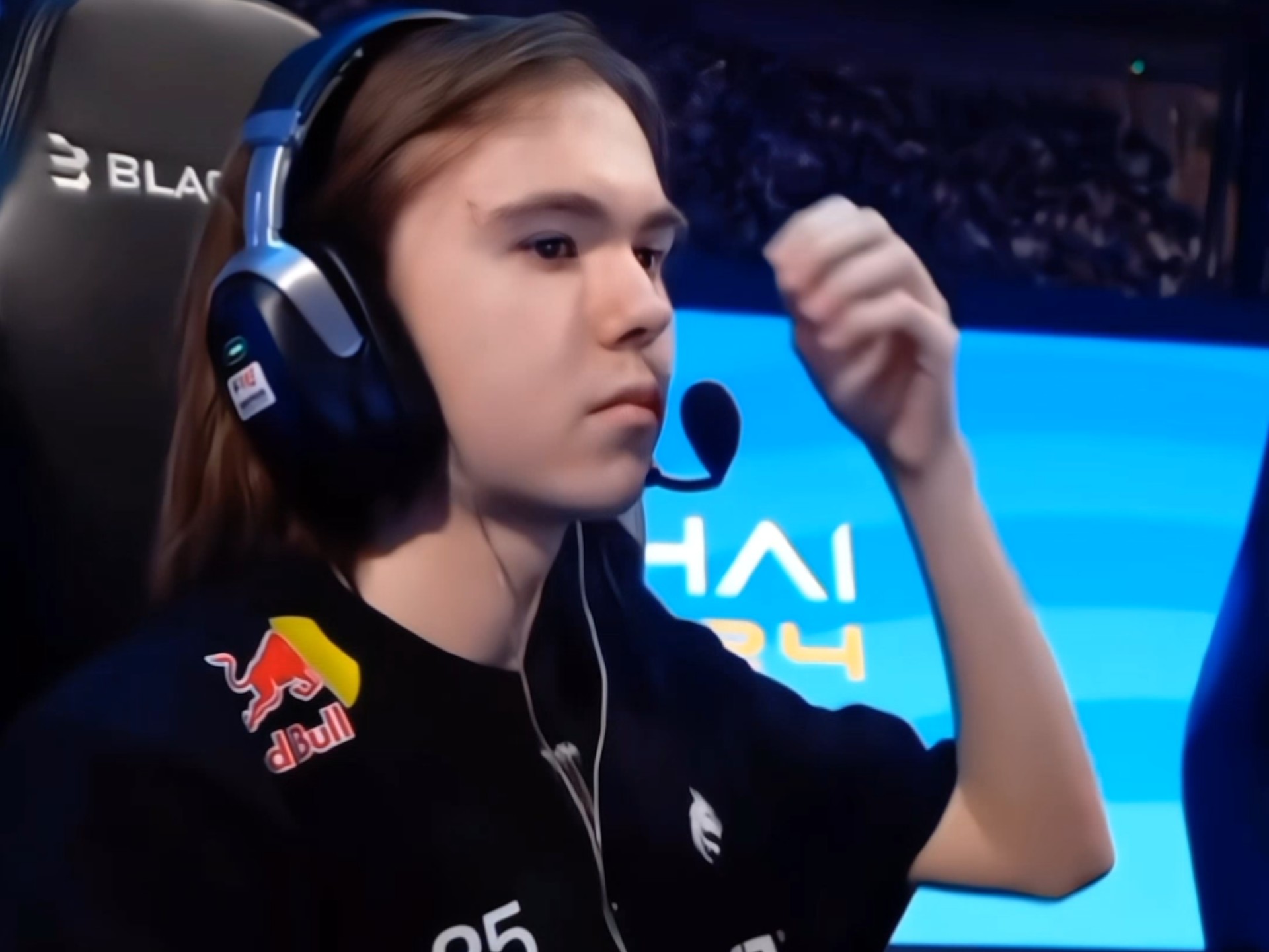 今日LCK赛区的BRO战队官宣，前上单职业选手Sw0rd将转型教练